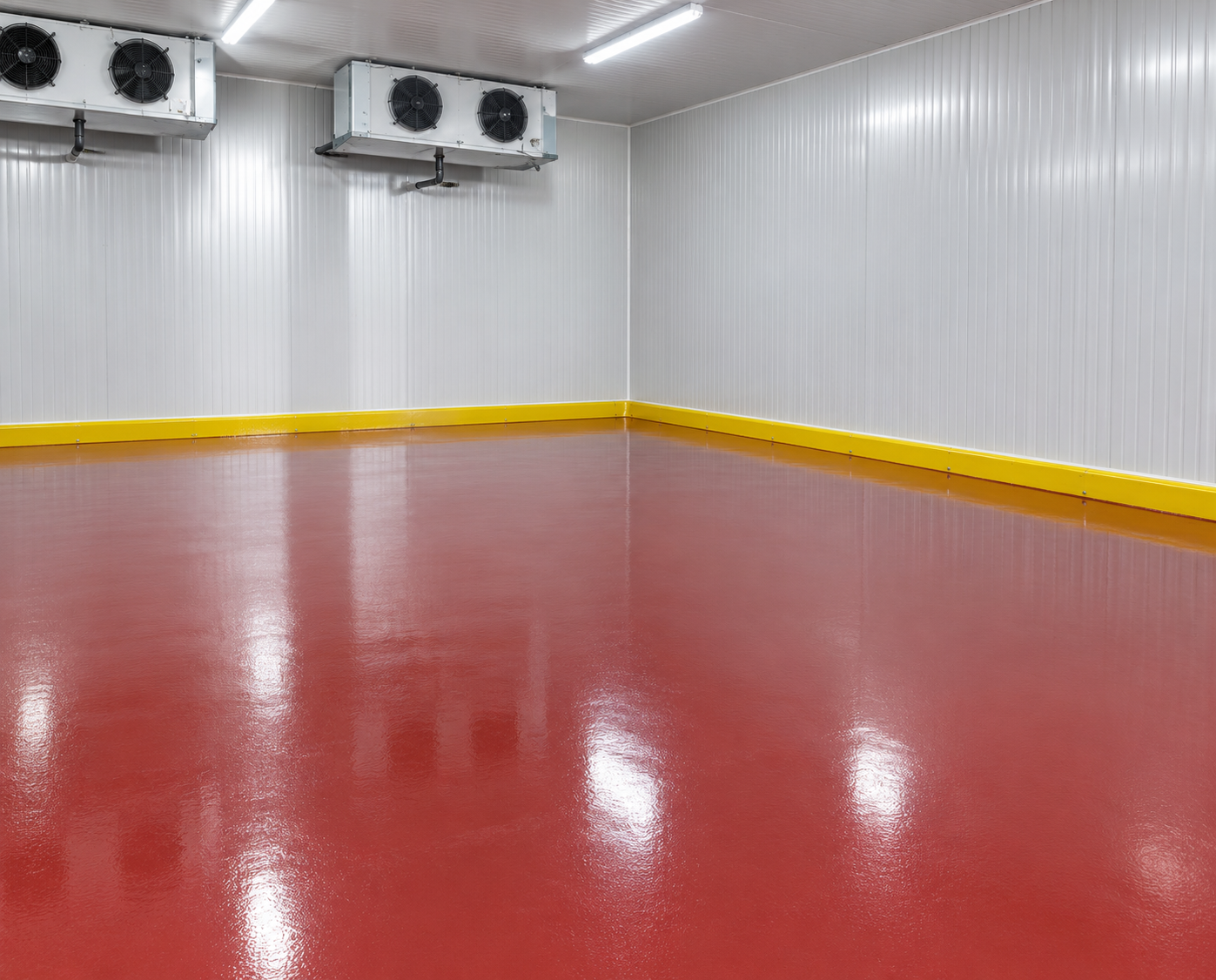 Cámara frigorífica con pavimento rojo y zócalo sanitario
