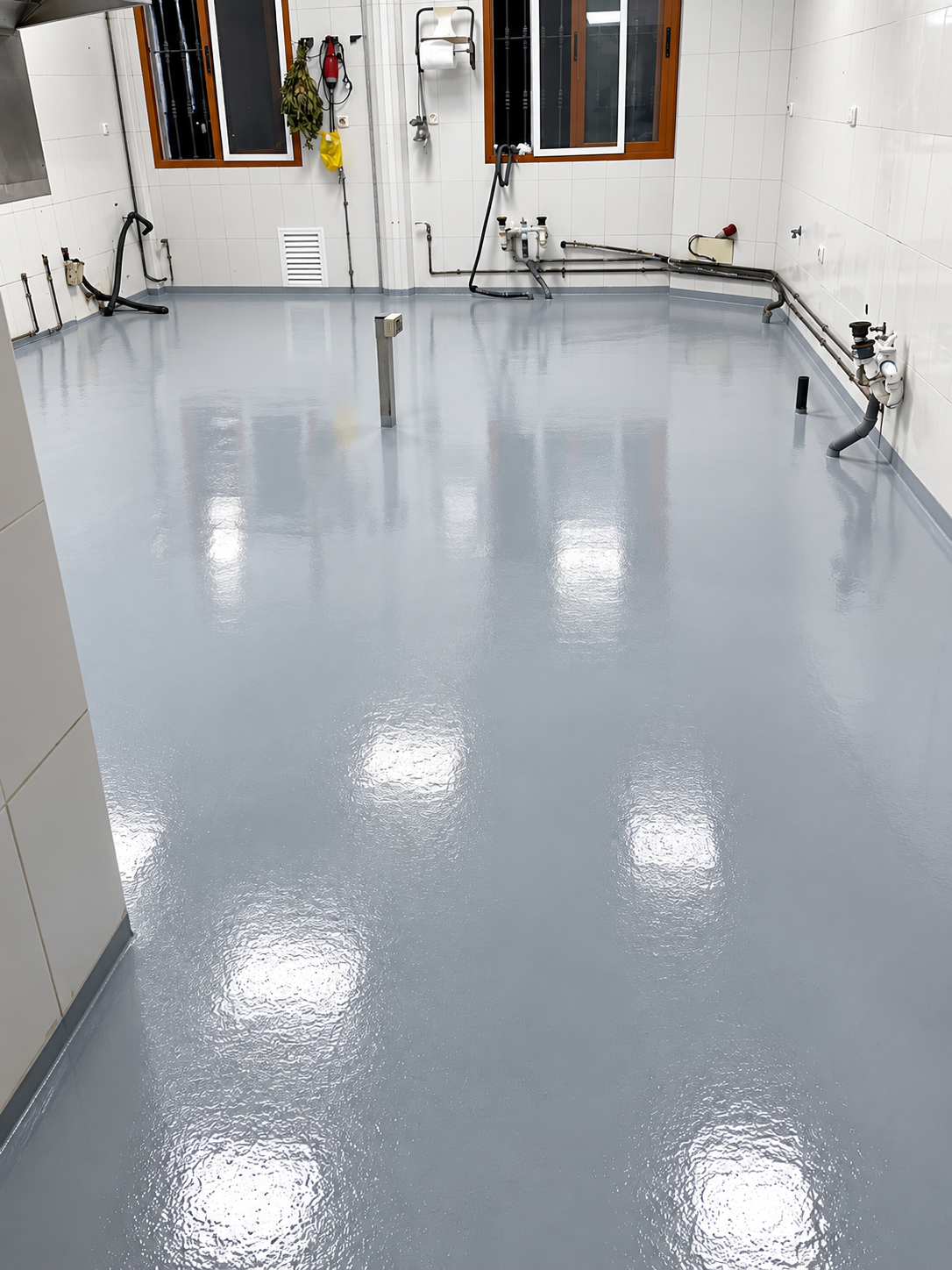 Cocina industrial con suelo de resina gris brillante